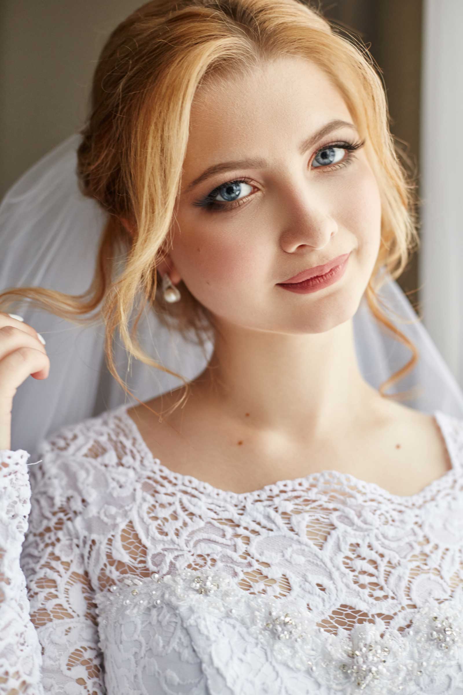 portrait-of-a-bride-in-a-chic-white-wedding-dress-2021-12-09-12-02-30-utc.jpg